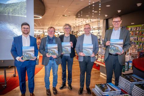 Fotograf Simon Süß, Autor Christian Muggenthaler, Verleger Peter Morsbach, Filialleiter Jürgen Preißer und Verleger Fritz Pustet präsentieren den neuen Niederbayern-Bildband.