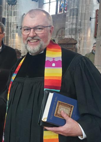 Pfarrer Claus Ebeling mit der Fränggischen Bibl.