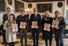 Foto, v. l. n. r.: Verleger Fritz Pustet, die Herausgeberinnen und Herausgeber Claudia Grund, Ludwig Brandl, Peter Stockmann und Katharina Hupp sowie Fotograf Anton Brandl präsentieren das neue Buch. (c) Bistum Eichstätt