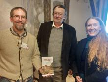 Andy Sperber von den Altstadtfreunden, Autor Wolfgang Mayer und Julia Uehlein vom Museum Kühnertsgasse.